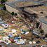 Blisko 3 tys. osób zginęło w serii największych w historii ataków terrorystycznych na World Trade Center w Nowym Jorku oraz Pentagon i Kapitol (udaremniony) w Waszyngtonie, dokonanych przez członków Al-Ka’idy przy użyciu uprowadzonych samolotów pasażerskich