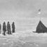 Roalds Amundsens sasniedz Dienvidpolu