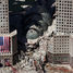Blisko 3 tys. osób zginęło w serii największych w historii ataków terrorystycznych na World Trade Center w Nowym Jorku oraz Pentagon i Kapitol (udaremniony) w Waszyngtonie, dokonanych przez członków Al-Ka’idy przy użyciu uprowadzonych samolotów pasażerskich