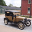 Henrijs Fords prezentē savu leģendāro automobili Ford Model T. Nepilnu divdesmit gadu laikā tika pārdoti 15 miljoni šīs markas braucamrīku