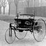 Karls Bencs prezentē savu pirmo automašīnu, kura speciāli būvēta atbilstoši "Benz Patent Motorwagen" patentam