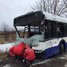 Mikroautobusa un satiksmes autobusa sadursmē Rīgā pie pagrieziena uz Voleriem, 2 cilvēki gājuši bojā un vairāki ievainoti