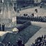 Prezidents Jānis Čakste Cēsīs atklāj Pauļa Kundziņa projektēto Uzvaras pieminekli "No zobena saule lēca"