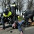 Amsterdamā policija pret miermīlīgiem protestētājiem piemēro nesamērīgu spēku