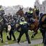 Amsterdamā policija pret miermīlīgiem protestētājiem piemēro nesamērīgu spēku