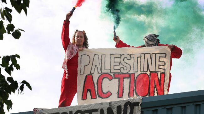 Lielbritānijā tiesa atzīst Palestine Action par teroristisku organizāciju un aizliedz tās darbību