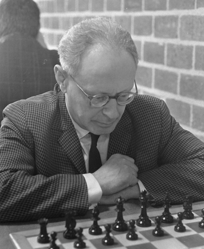 File:Mikhail Botvinnik - Mikhail Tal - World Championship 23th Moscovo (6),  1960-03-26 - wood handicraft chess board.JPG - Wikimedia Commons