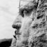 Na Mount Rushmore w Dakocie Południowej zakończono 14-letnie prace nad wykutym w skale monumentem przedstawiającym głowy czterech prezydentów USA