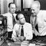 Amerykanie John Bardeen i Walter Houser Brattain z Bell Labs skonstruowali pierwszy działający typ tranzystora (tzw. tranzystor ostrzowy)
