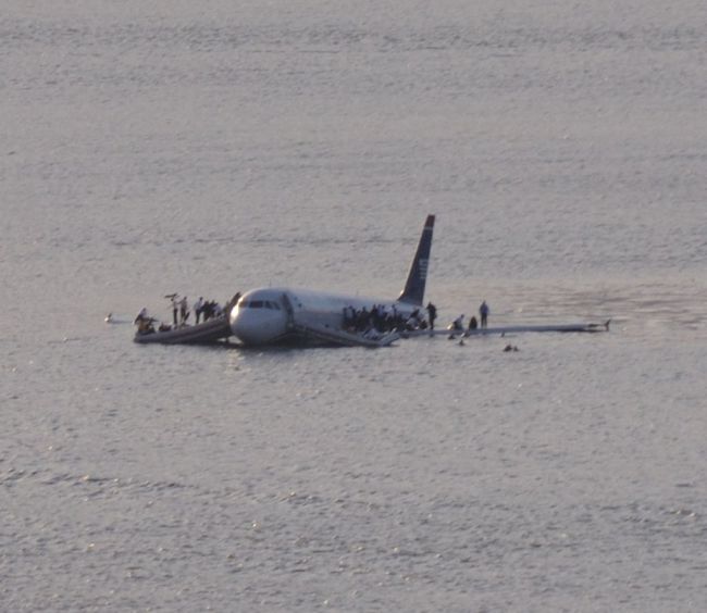 Ņujorkā Hudzonas upē avārijas nosēšanos veica ASV aviokompānijas "US Airways" pasažieru lidmašīna Airbus A320 ar 150 pasažieriem un pieciem apkalpes locekļiem. Visi cilvēki tika izglābti.