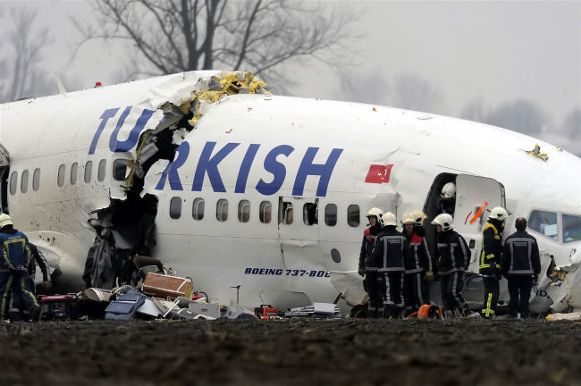 http://media2.nekropole.info/2015/02/W-katastrofie-tureckiego-Boeinga-737-800-w-Amsterdamie-zgine.jpg