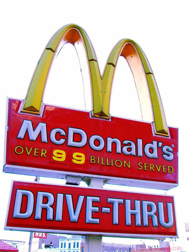 Atvērta pirmā McDonalds ātro uzkodu ieskrietuve