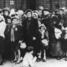 Vācu spēki Ungārijā sāk 440,000 Ungārijas ebreju deportāciju uz Aušvicu viena mēneša laikā 
