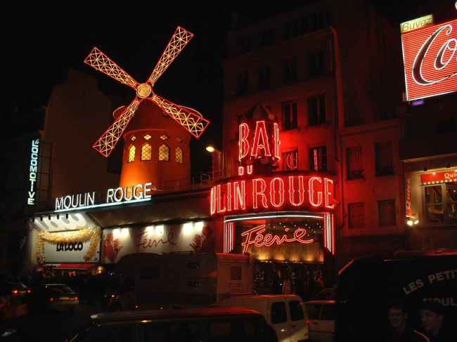 Parīzē tiek atklāts kabare Moulin Rouge