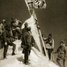 Front wschodni: niemieccy strzelcy górscy wspięli się na najwyższy szczyt Kaukazu Elbrus i zatknęli tam flagę III Rzeszy
