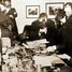 Франклин Рузвельт подписывает  «Закон о ленд-лизе»