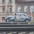 Auto apgāzies uz jumta Rīgas centrā