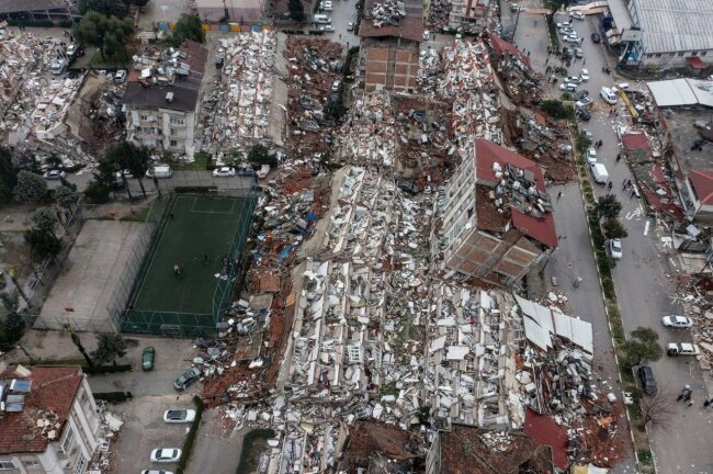 Turcijā spēcīga (7.8 balles) zemestrīce. Vairāk kā 8500 bojāgājušo, tūkstoši ievainoti.